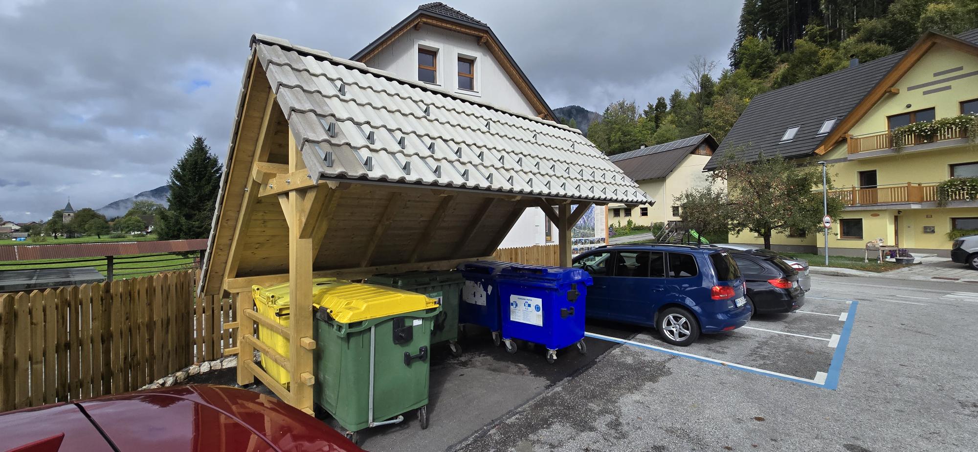 Nadstrešnica eko otoka na avtobusni postaji Rateče